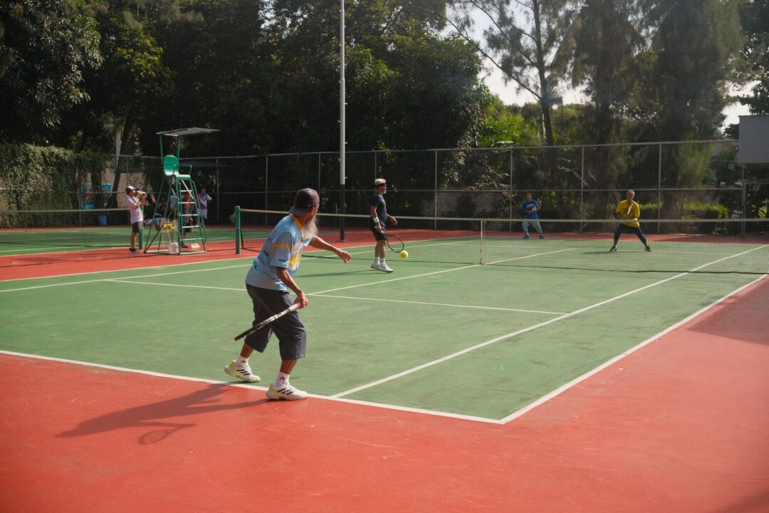 Dubbelspel op de banen van een tennisclub