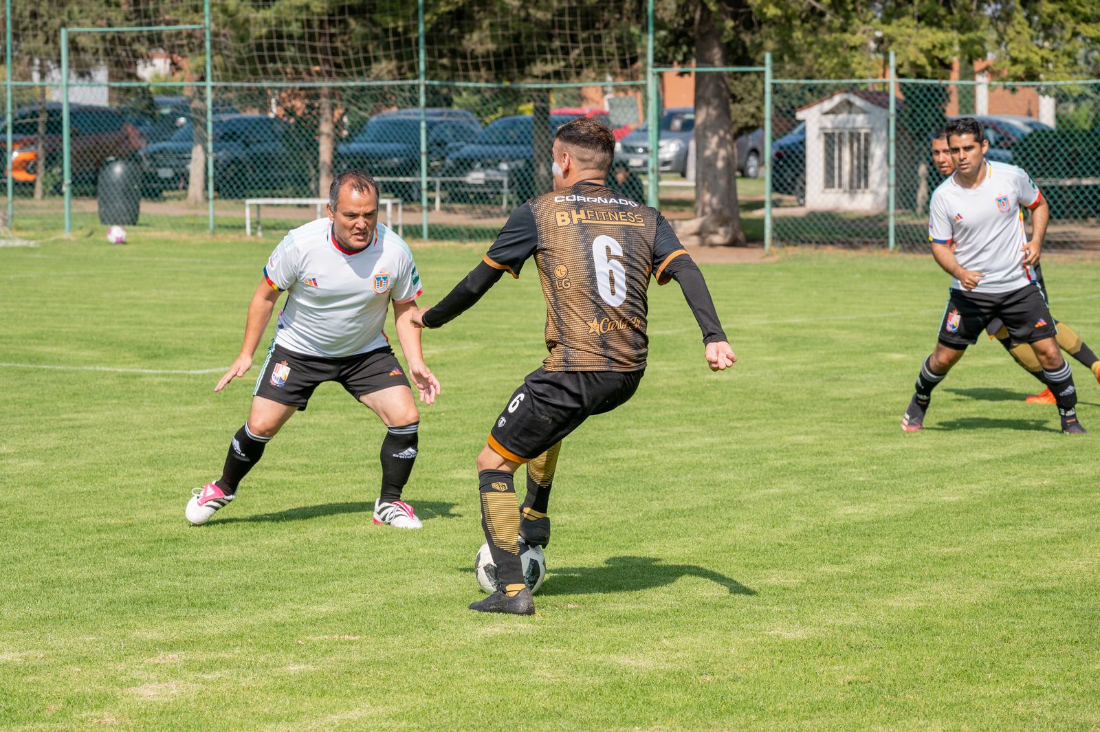 Duel tijdens een amateurvoetbalwedstrijd